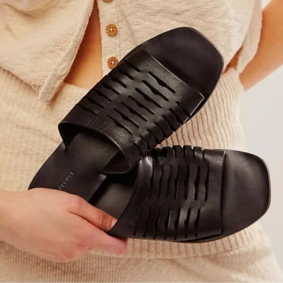New in Box Free People Slice of Sun Sandals Black Leather Size 9 w/ small flaw - Picture 1 of 6